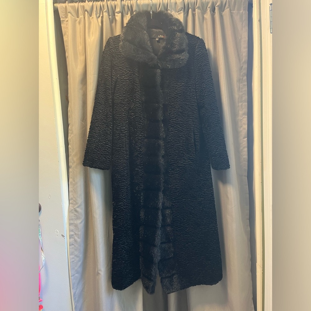Utex Elegant Black Faux Fur Coat